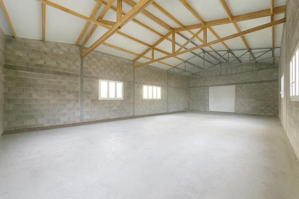 Maison de plain-pied avec grand dépôt à Neufchâteau