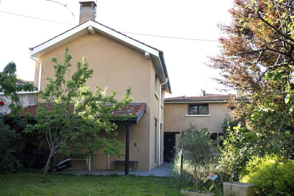 Implantée proche du centre de Saint-Chamond et des axes principaux, vous serez séduit par cette maison de charme, alliant les avantages de la vie urbaine et la quiétude d’un environnement bucolique.