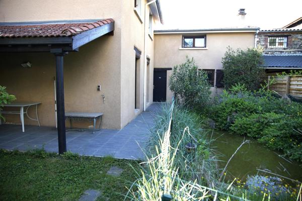 Implantée proche du centre de Saint-Chamond et des axes principaux, vous serez séduit par cette maison de charme, alliant les avantages de la vie urbaine et la quiétude d’un environnement bucolique.