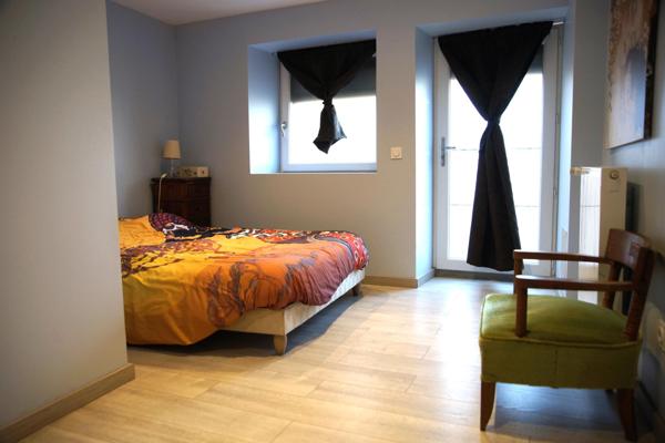 Implantée proche du centre de Saint-Chamond et des axes principaux, vous serez séduit par cette maison de charme, alliant les avantages de la vie urbaine et la quiétude d’un environnement bucolique.