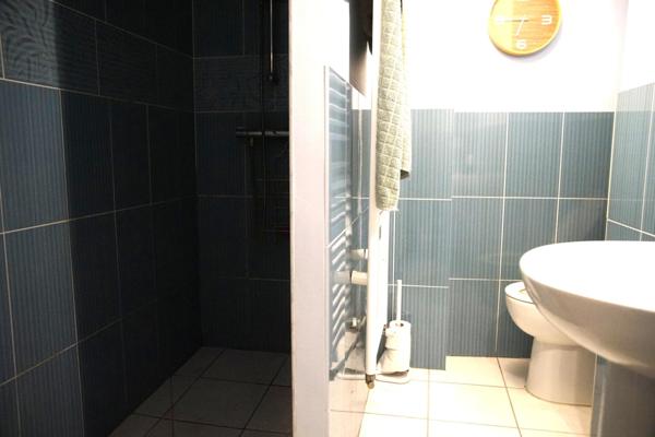 Implantée proche du centre de Saint-Chamond et des axes principaux, vous serez séduit par cette maison de charme, alliant les avantages de la vie urbaine et la quiétude d’un environnement bucolique.