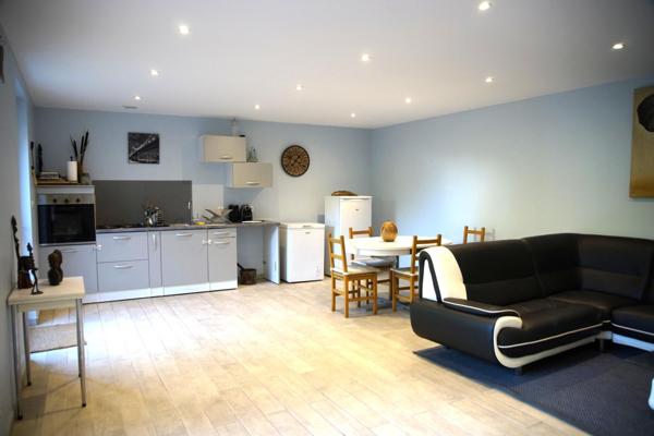 Implantée proche du centre de Saint-Chamond et des axes principaux, vous serez séduit par cette maison de charme, alliant les avantages de la vie urbaine et la quiétude d’un environnement bucolique.