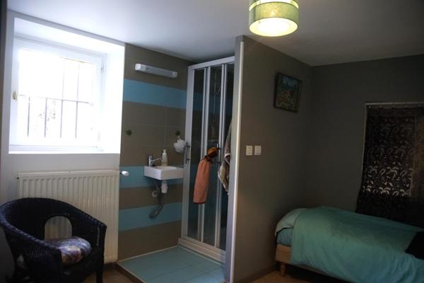 Implantée proche du centre de Saint-Chamond et des axes principaux, vous serez séduit par cette maison de charme, alliant les avantages de la vie urbaine et la quiétude d’un environnement bucolique.