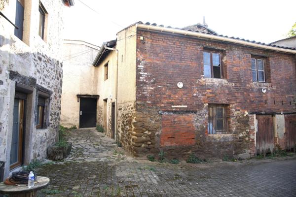 Implantée proche du centre de Saint-Chamond et des axes principaux, vous serez séduit par cette maison de charme, alliant les avantages de la vie urbaine et la quiétude d’un environnement bucolique.
