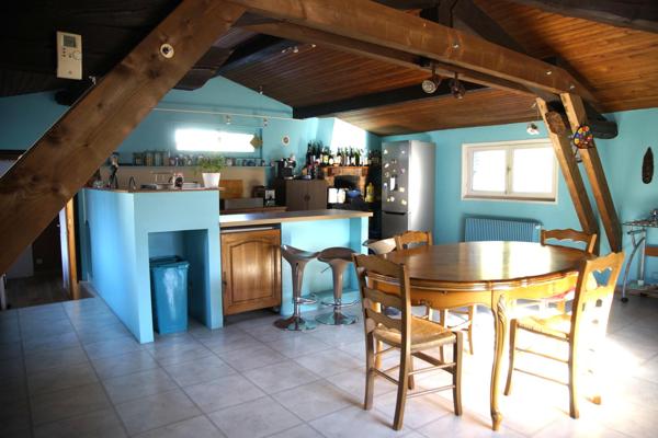 Implantée proche du centre de Saint-Chamond et des axes principaux, vous serez séduit par cette maison de charme, alliant les avantages de la vie urbaine et la quiétude d’un environnement bucolique.