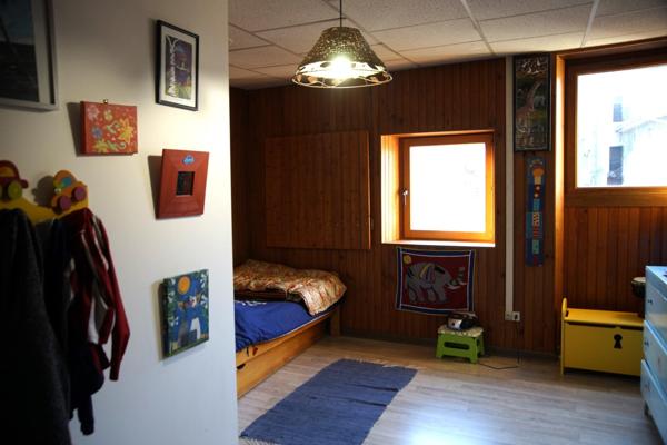 Implantée proche du centre de Saint-Chamond et des axes principaux, vous serez séduit par cette maison de charme, alliant les avantages de la vie urbaine et la quiétude d’un environnement bucolique.