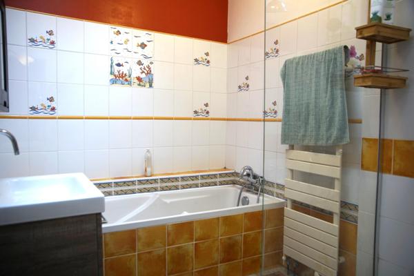 Implantée proche du centre de Saint-Chamond et des axes principaux, vous serez séduit par cette maison de charme, alliant les avantages de la vie urbaine et la quiétude d’un environnement bucolique.