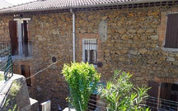 Immeuble à vendre    10 pièces •  Robiac-Rochessadoule