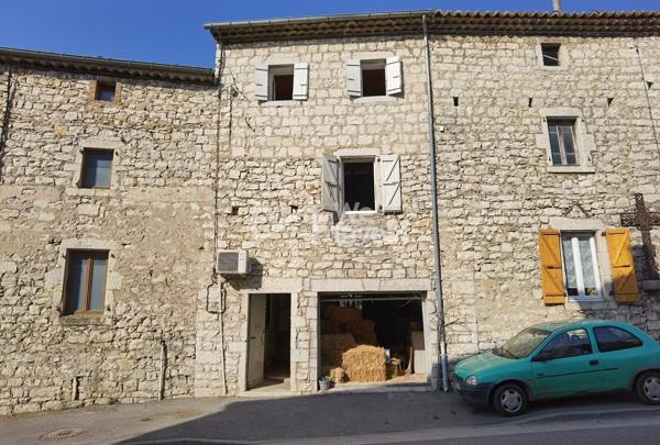 Maison de hameau avec garage