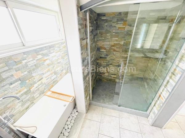 Villa 2 faces rénovée de 100m2 sur parcelle de 188m2 à Baho