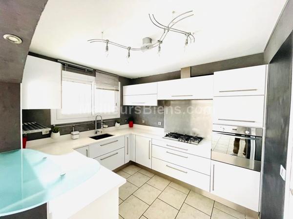 Villa 2 faces rénovée de 100m2 sur parcelle de 188m2 à Baho