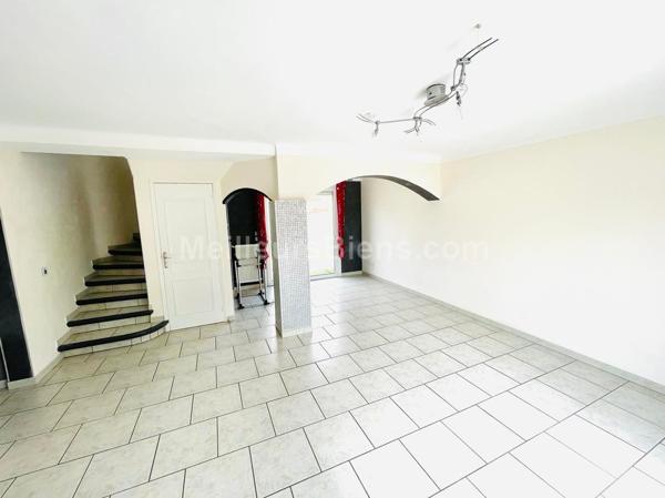 Villa 2 faces rénovée de 100m2 sur parcelle de 188m2 à Baho