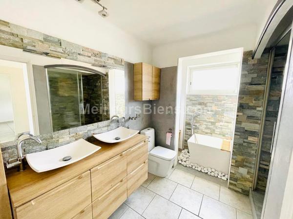 Villa 2 faces rénovée de 100m2 sur parcelle de 188m2 à Baho