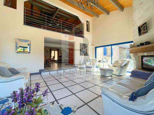 Maison familiale de 6 ch avec grand terrain et piscine