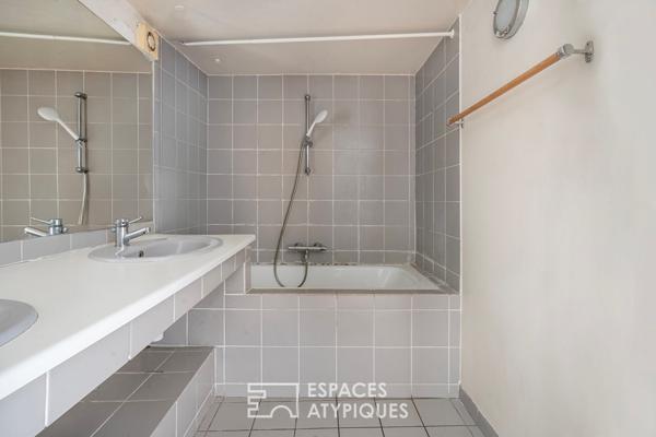 Duplex lumineux sous verrière à la lisière de Paris