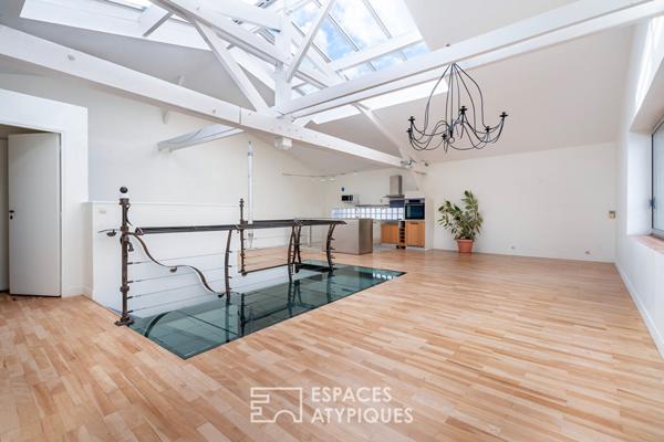 Duplex lumineux sous verrière à la lisière de Paris