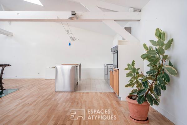 Duplex lumineux sous verrière à la lisière de Paris