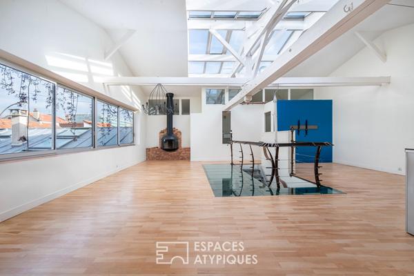 Duplex lumineux sous verrière à la lisière de Paris