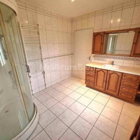 Maison mitoyenne d'un coté de 120 m2 avec garage et terrain