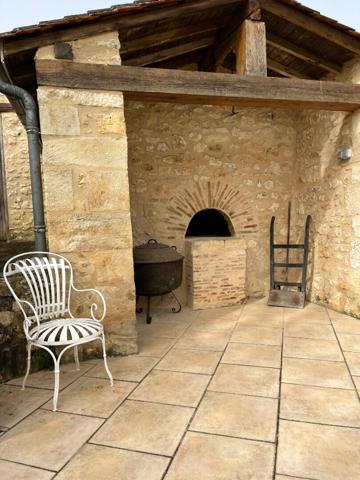 A vendre magnifique fermette en pierres au milieu de la nature  24330 BASSILLAC ET AUBEROCHE