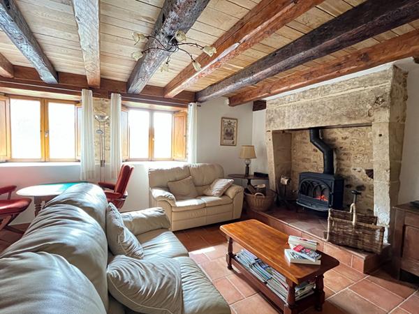 A vendre magnifique fermette en pierres au milieu de la nature  24330 BASSILLAC ET AUBEROCHE