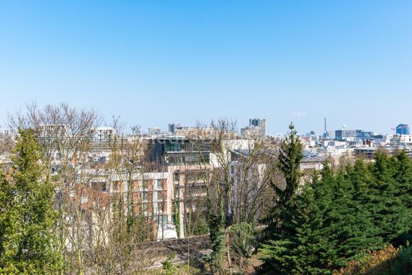 Appartement 3 pièces dernier étage avec vue et jardin privatif.
