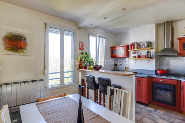 Appartement 3 pièces dernier étage avec vue et jardin privatif.