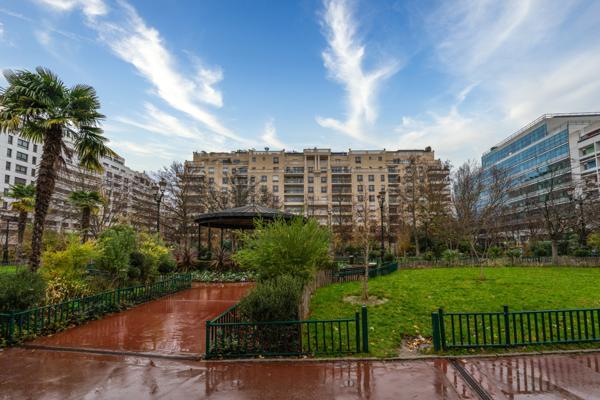 Magnifique T2 avec terrasse de 20 M² , grande cave & place de parking à proximité des commerces et transports