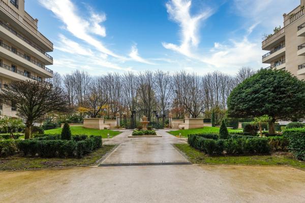 Magnifique T2 avec terrasse de 20 M² , grande cave & place de parking à proximité des commerces et transports