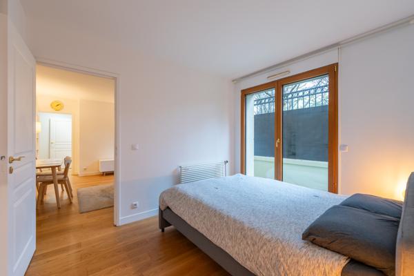 Magnifique T2 avec terrasse de 20 M² , grande cave & place de parking à proximité des commerces et transports