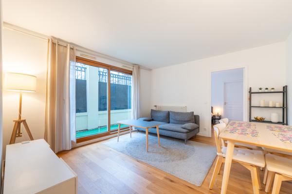 Magnifique T2 avec terrasse de 20 M² , grande cave & place de parking à proximité des commerces et transports