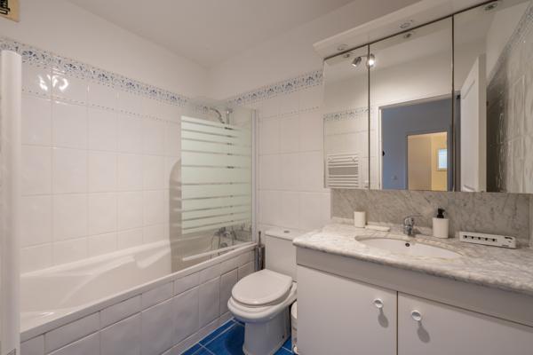 Magnifique T2 avec terrasse de 20 M² , grande cave & place de parking à proximité des commerces et transports