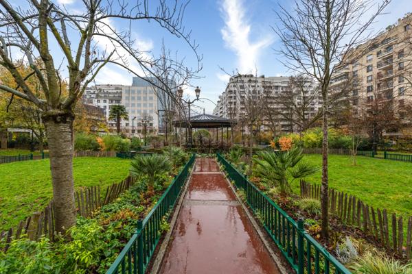 Magnifique T2 avec terrasse de 20 M² , grande cave & place de parking à proximité des commerces et transports