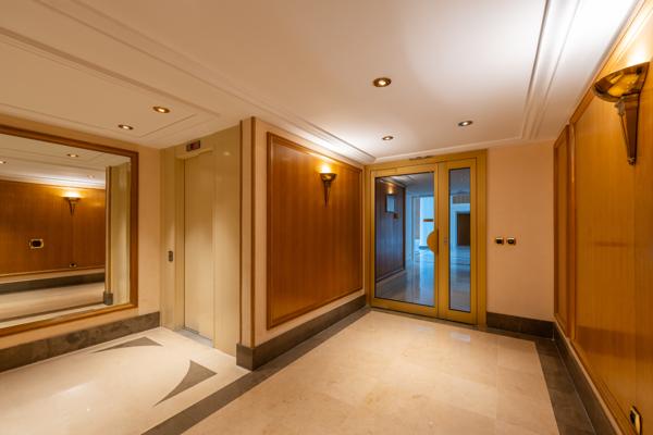 Magnifique T2 avec terrasse de 20 M² , grande cave & place de parking à proximité des commerces et transports