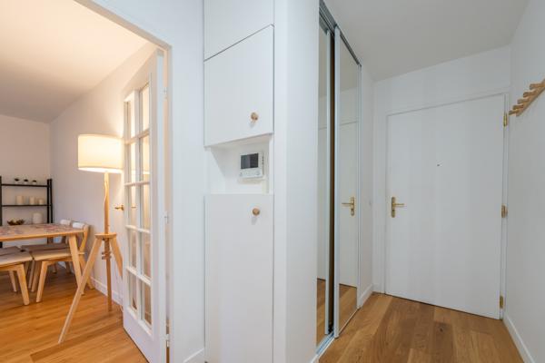 Magnifique T2 avec terrasse de 20 M² , grande cave & place de parking à proximité des commerces et transports