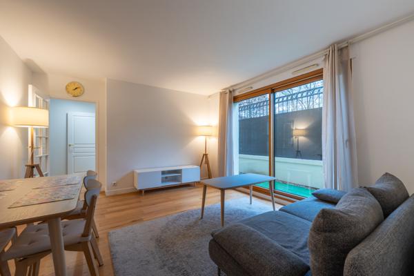 Magnifique T2 avec terrasse de 20 M² , grande cave & place de parking à proximité des commerces et transports