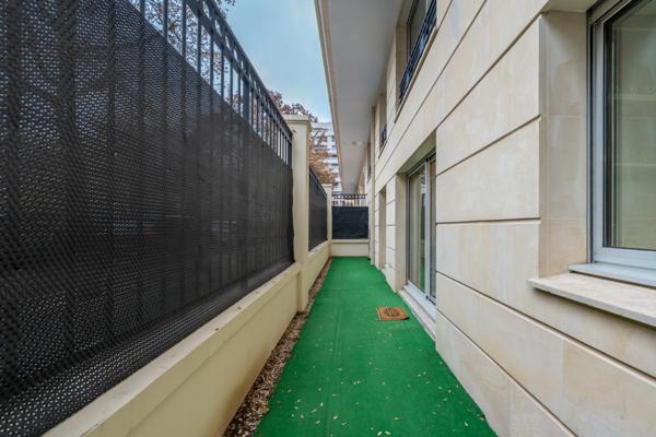 Magnifique T2 avec terrasse de 20 M² , grande cave & place de parking à proximité des commerces et transports