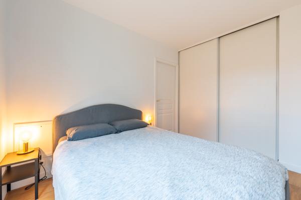 Magnifique T2 avec terrasse de 20 M² , grande cave & place de parking à proximité des commerces et transports