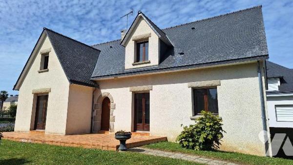A Vendre à ERNEE (53500), en Mayenne. Idéalement situé, pavillon (141 m²) construit en 1986, él...