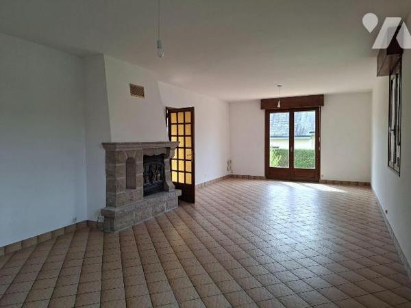 A Vendre à ERNEE (53500), en Mayenne. Idéalement situé, pavillon (141 m²) construit en 1986, él...