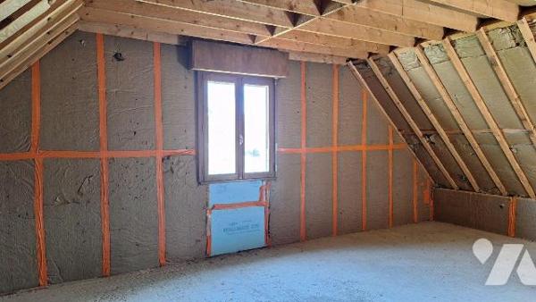 A Vendre à ERNEE (53500), en Mayenne. Idéalement situé, pavillon (141 m²) construit en 1986, él...