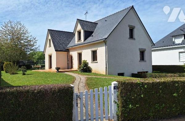 A Vendre à ERNEE (53500), en Mayenne. Idéalement situé, pavillon (141 m²) construit en 1986, él...