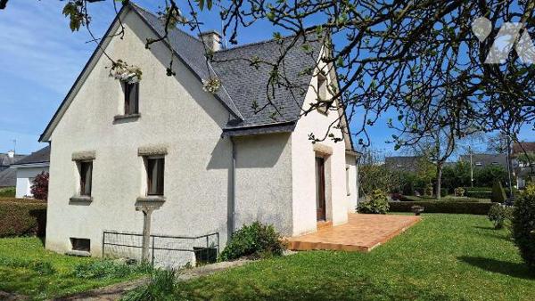 A Vendre à ERNEE (53500), en Mayenne. Idéalement situé, pavillon (141 m²) construit en 1986, él...