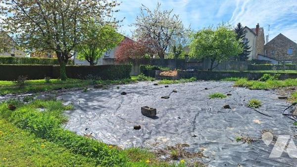 A Vendre à ERNEE (53500), en Mayenne. Idéalement situé, pavillon (141 m²) construit en 1986, él...