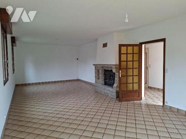 A Vendre à ERNEE (53500), en Mayenne. Idéalement situé, pavillon (141 m²) construit en 1986, él...