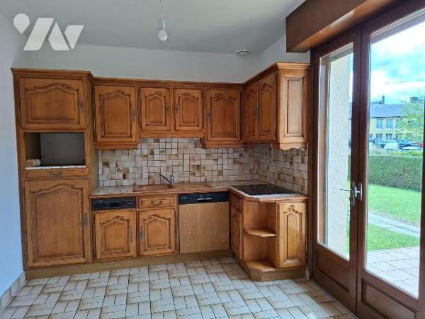 A Vendre à ERNEE (53500), en Mayenne. Idéalement situé, pavillon (141 m²) construit en 1986, él...