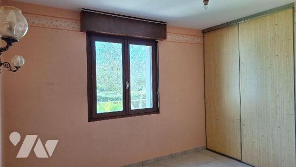 A Vendre à ERNEE (53500), en Mayenne. Idéalement situé, pavillon (141 m²) construit en 1986, él...