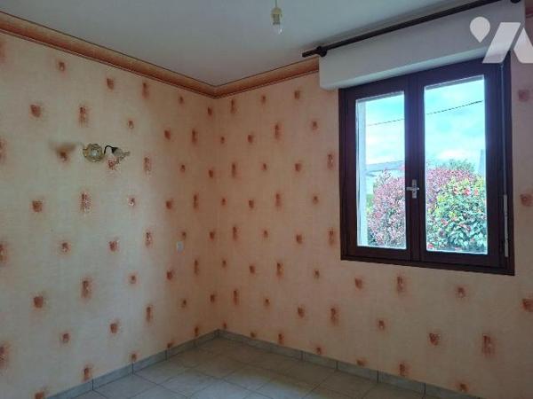 A Vendre à ERNEE (53500), en Mayenne. Idéalement situé, pavillon (141 m²) construit en 1986, él...
