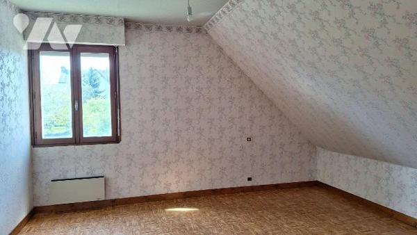A Vendre à ERNEE (53500), en Mayenne. Idéalement situé, pavillon (141 m²) construit en 1986, él...