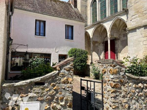 Une maison avec cour devant comprenant : 
 - au rez-de-chaussée un local professionnel (salon ...